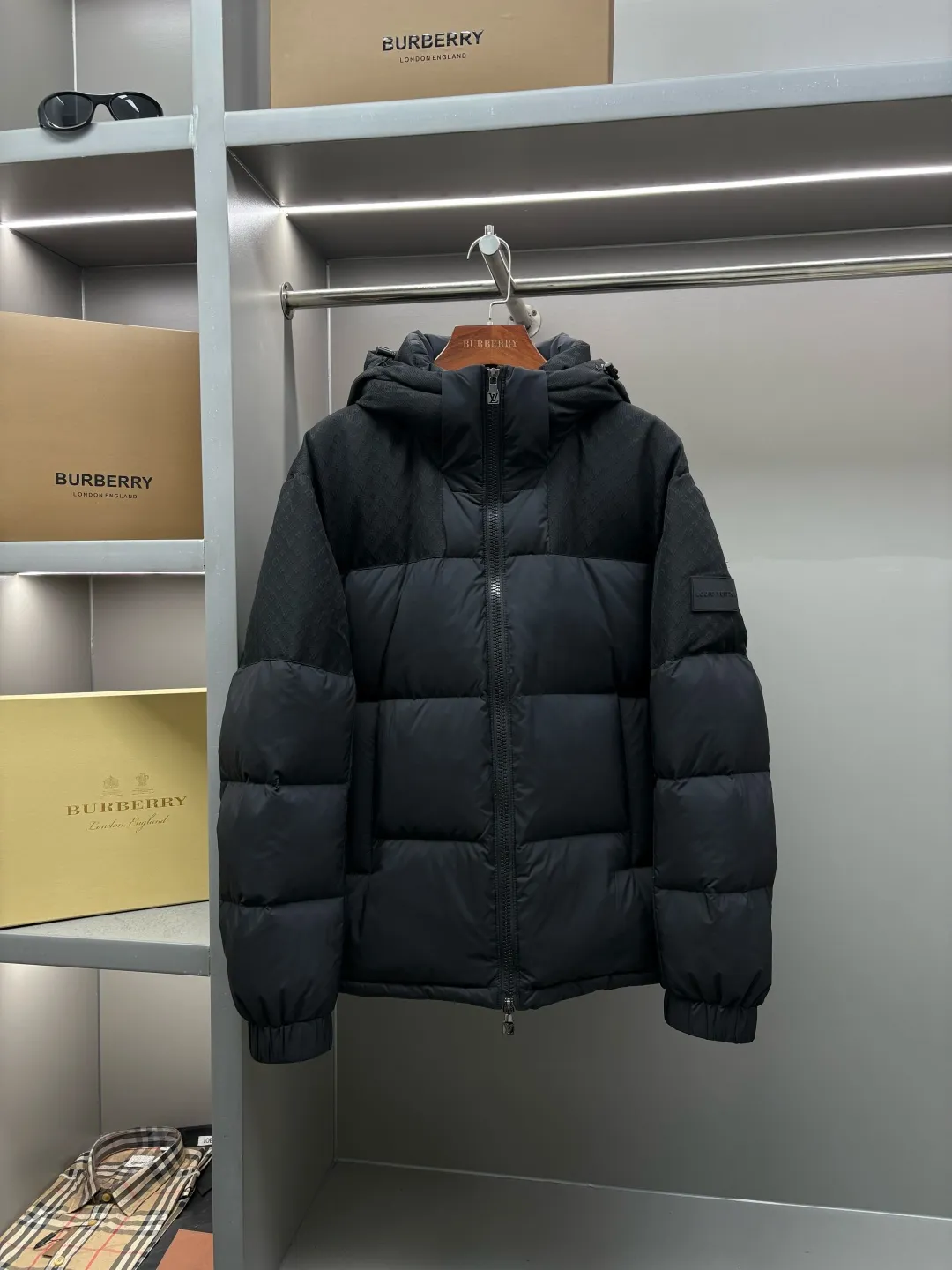 🅿️1500 counter version Louis Vuitton LV spliced ​​MONOGRAM new three-dimensional jacquard hooded down jacket (hooded removable/variable stand-up collar jacket) 95 white goose down filling, you can feel the fullness by yourself, super super light, super super fluffy, one piece is enough to easily survive the cold winter. It is not the velvet and heavy version on the market.  Louis Vuitton patchwork quilted down jacket: when luxury genes hit the "light warmth" in winter. On the border between low-key and flamboyant, LV's down jacket combines "luxury texture" and "hard needs in winter" into an exclusive style.   ✅Design: Splicing aesthetics, high-end recognition that cannot be hidden - the main body is made of classic black quilted fabric, superimposed with a partially embossed texture, and the matte texture reveals low-key luxury; the contrast stitching on the sleeves + side logo plate quietly reveal the LV brand genes, simple but with a "noble" recognition. - Hood + zipper double-open design, the brim fits the shoulder and neck lines, which is not only suitable for the neatness of urban commuting, but also can cope with the casualness of the cold outdoors. Relaxation and sophistication are at the same time at the same time.   ✅Warmth: Lightweight velvet, resistant to cold without weighing down the body - Filled with high-fill down, the full velvet locks in warmth without feeling heavy and dragging on the upper body - even if you wear layered sweaters, the silhouette can still be kept light and neat, saying goodbye to the bloated "wrapped into a ball" in winter. - The outer layer of windproof fabric + tightened cuffs prevent cold wind from blowing away, but the warmth does not dissipate. From urban office buildings to walking on the street, the temperature and style are always online.   ✅Adaptation: One-piece clothing, covering all season styles. Paired with the same series of camouflage velvet pants, it is an eye-catching look for high-street fashionistas; paired with black trousers and a turtleneck, it instantly becomes low-key and refined for light business; even with denim overalls, you can still wear it with "effortless elegance" - LV's luxury is not to pile up symbols, but to make a down jacket become the "emboldenment" of your winter style. Use luxurious details to reconstruct the "warmth and style" of winter. Ultra-light, ripstop quilted nylon is filled with fine down, while lightweight recycled nylon is patterned in a subtle Monogram jacquard pattern.  Product Details: • Standard fit • Paneled Monogram jacquard • Zip front • Filling: White goose down • Front pockets with magnetic snaps • Elastic cuffs • Adjustable hem • 100% nylon • Do not wash • Do not bleach • Do not tumble dry • Do not iron • Professional dry cleaning • Gentle dry cleaning • Use mesh bag to dry clean inside out Size: M-XXXL
